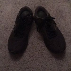 New Balance black tennis shoes